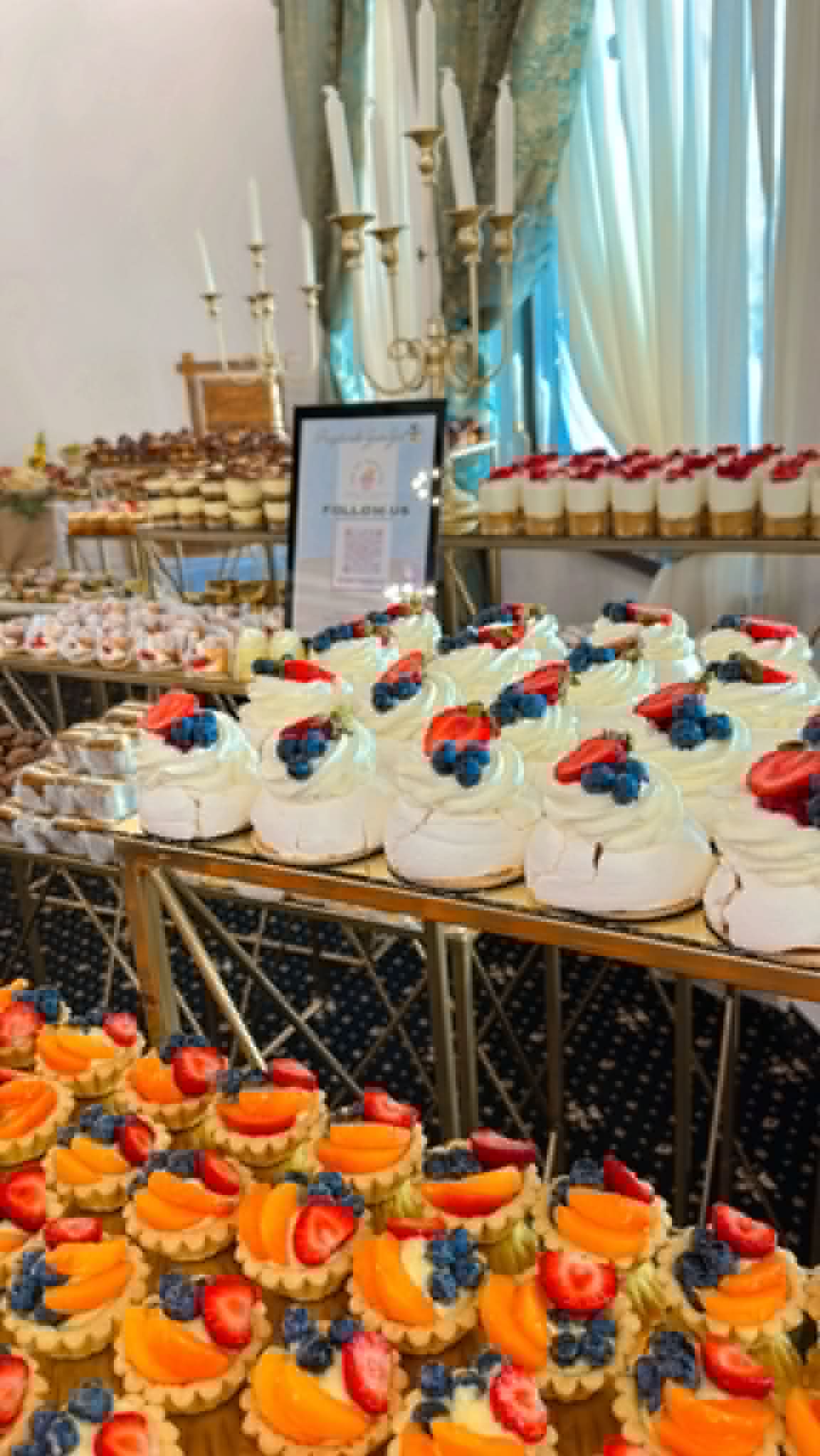 Candy bar Zum Zet — masă cu deserturi aranjate