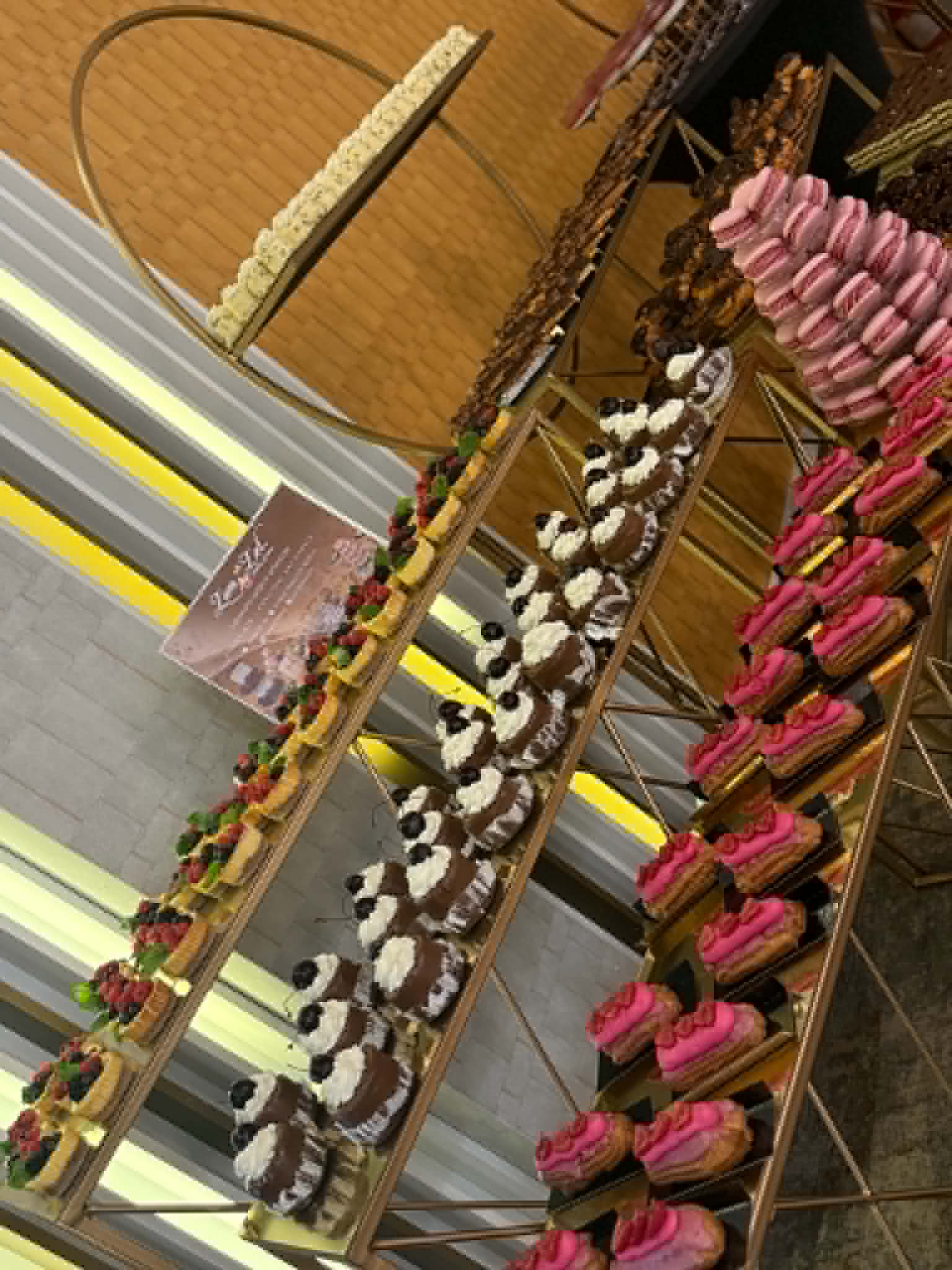 Candy bar Zum Zet — stand macarons și mini deserturi