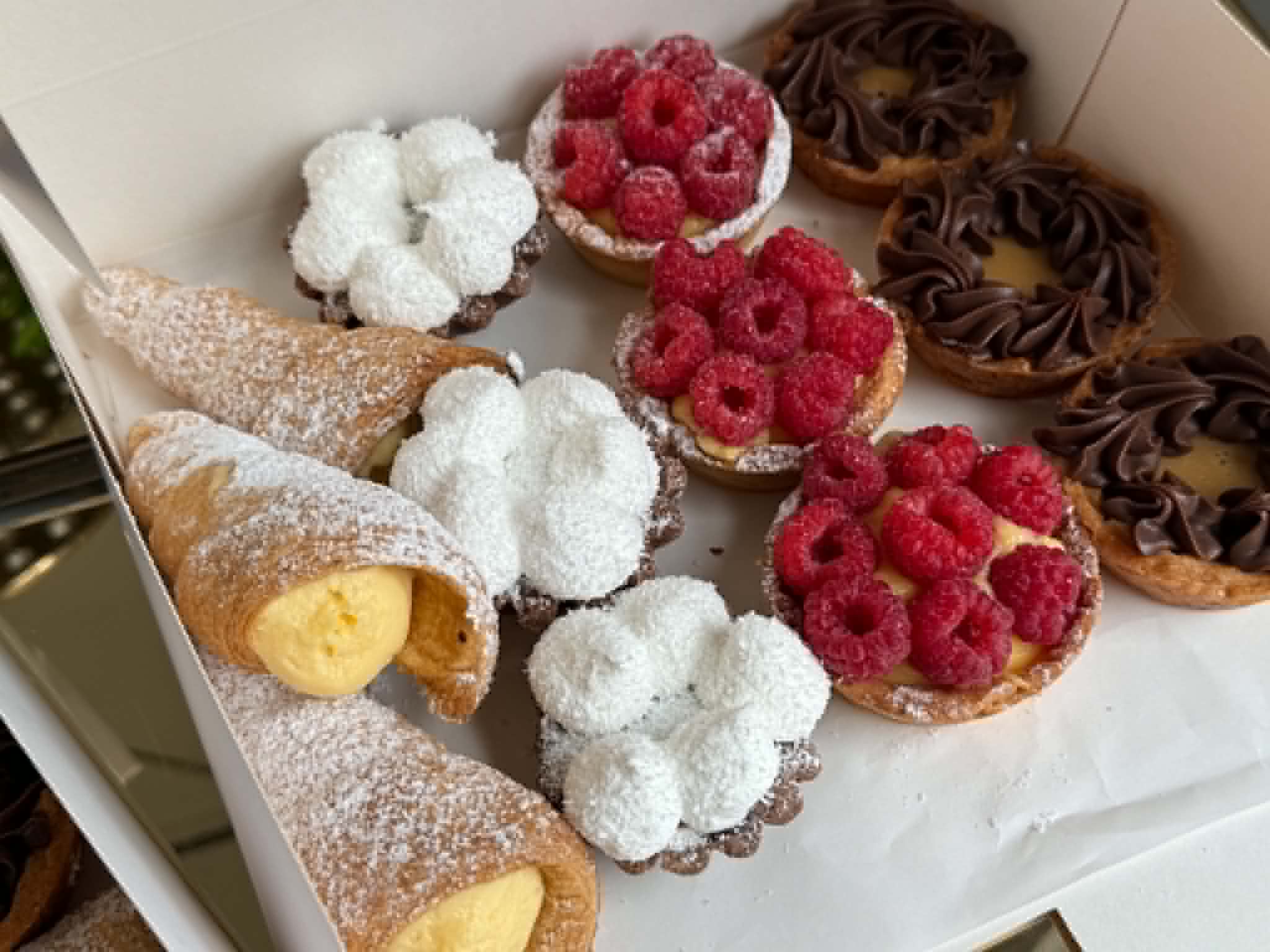Cutie cu prăjituri asortate Zum Zet — cannoli și tarte
