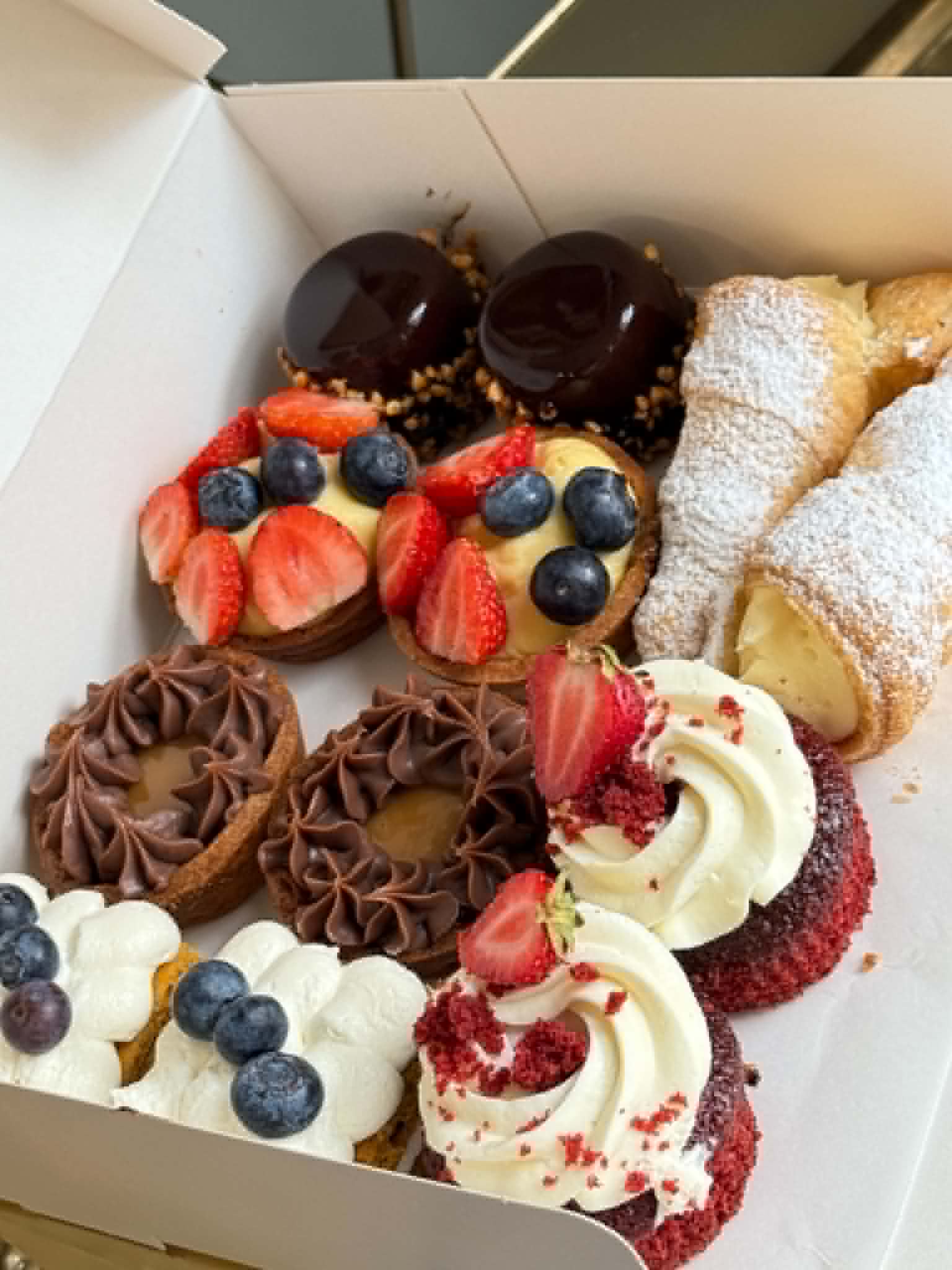 Cutie cu cannoli și red velvet Zum Zet