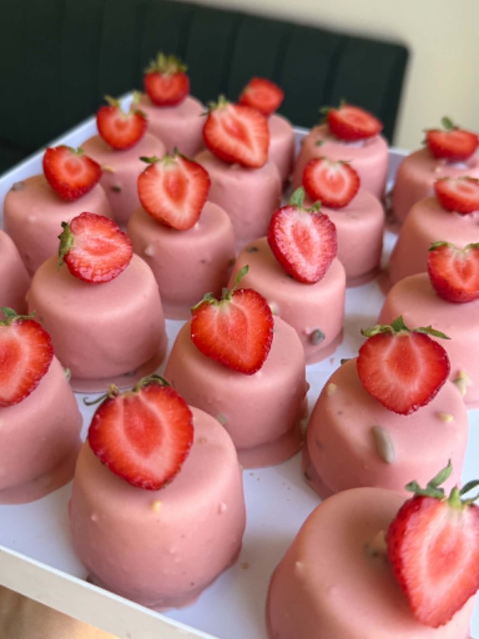 Cheesecake în crustă de ciocolată cu căpșuni — Zum Zet