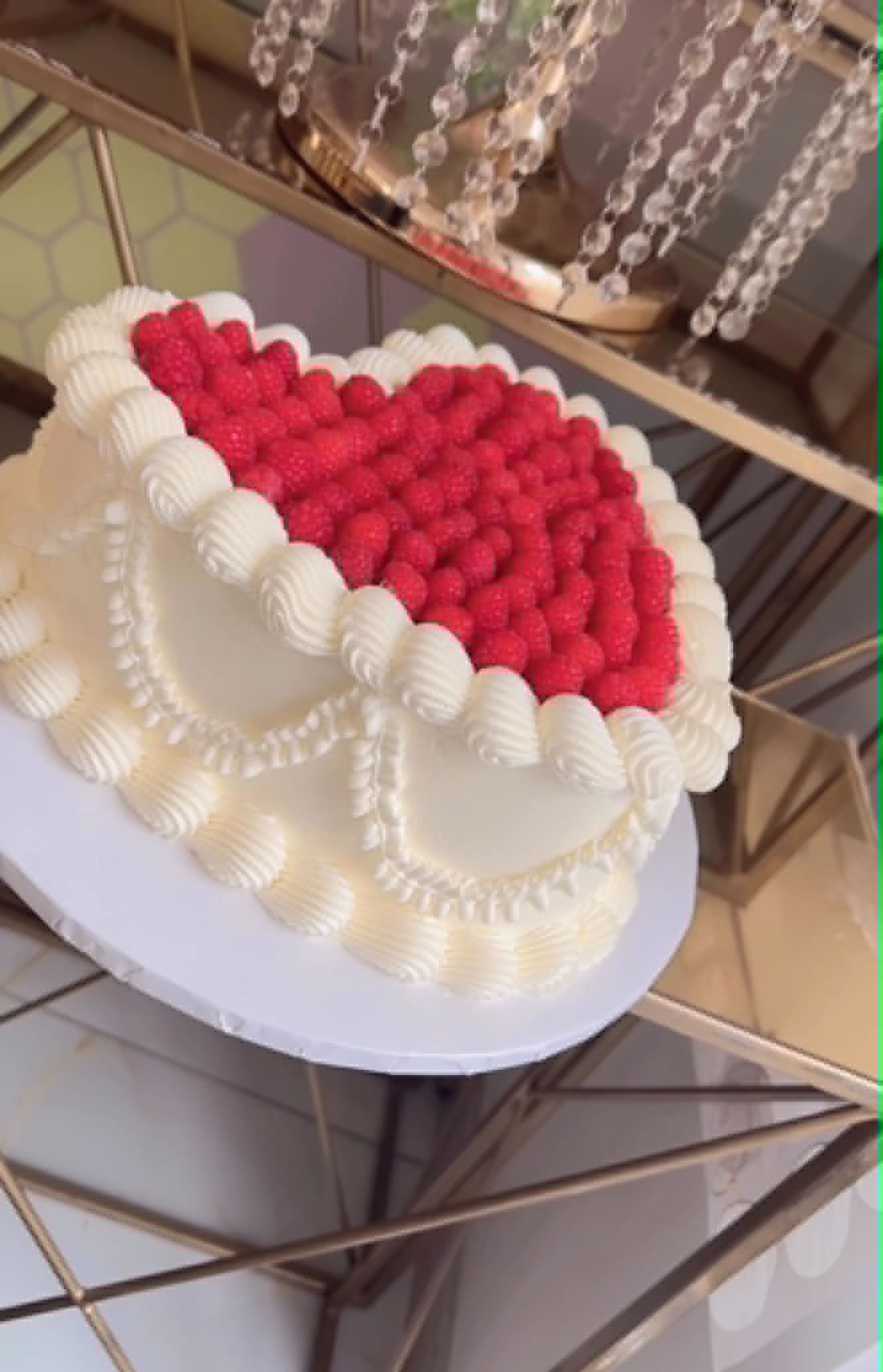 Tort inimă cu trandafiri roșii Zum Zet